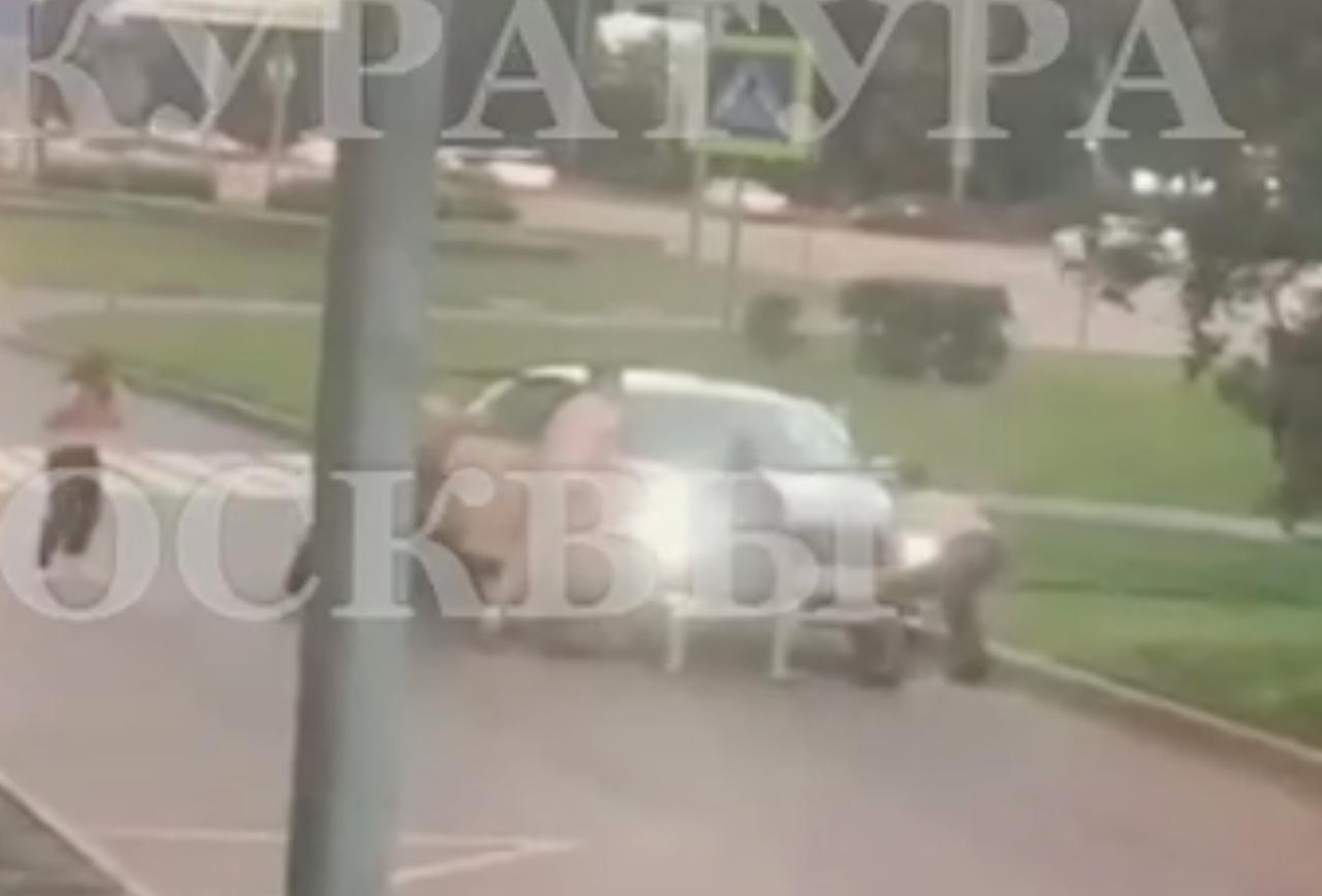 Женщина на автомобиле сбила ребенка в Москве и попала на видео