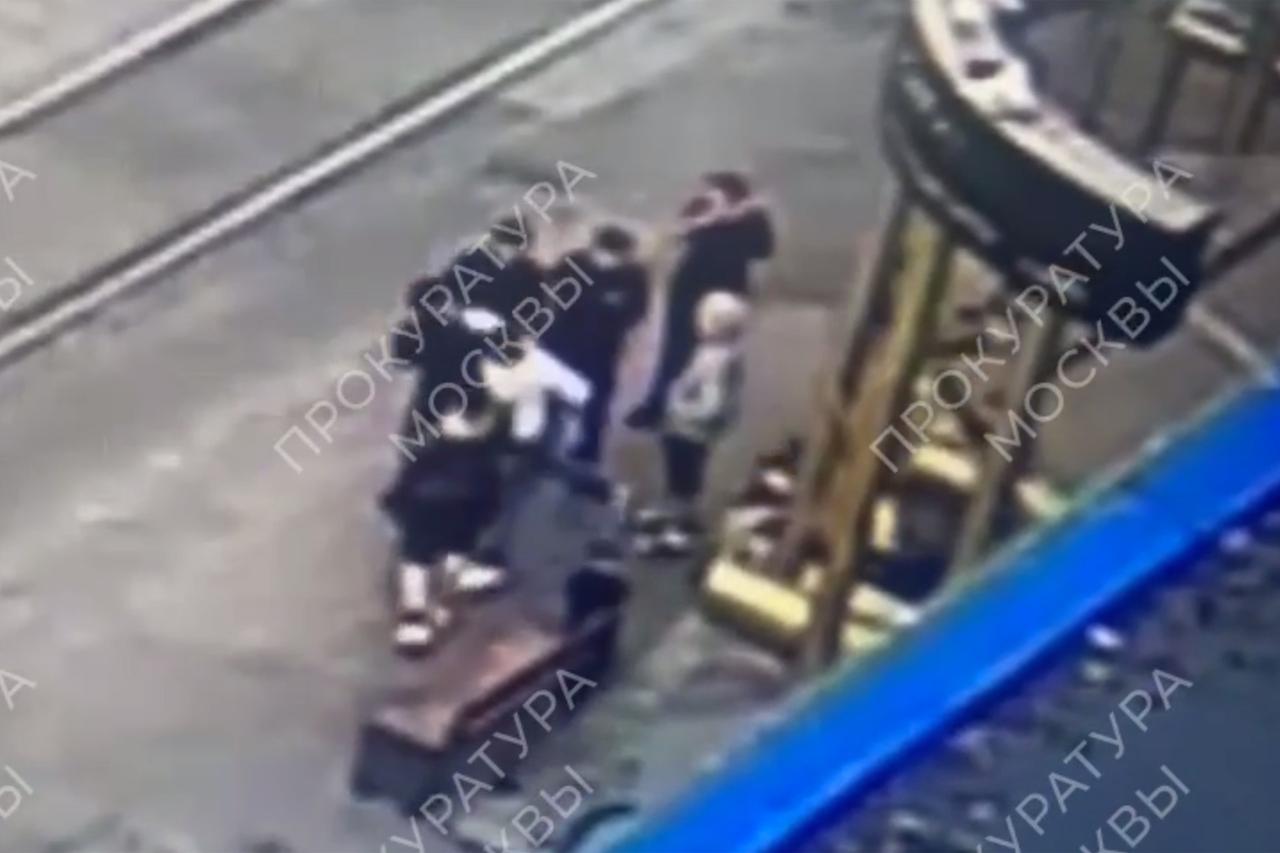 Нокаут в ходе драки у ночного клуба в центре Москвы попал на видео