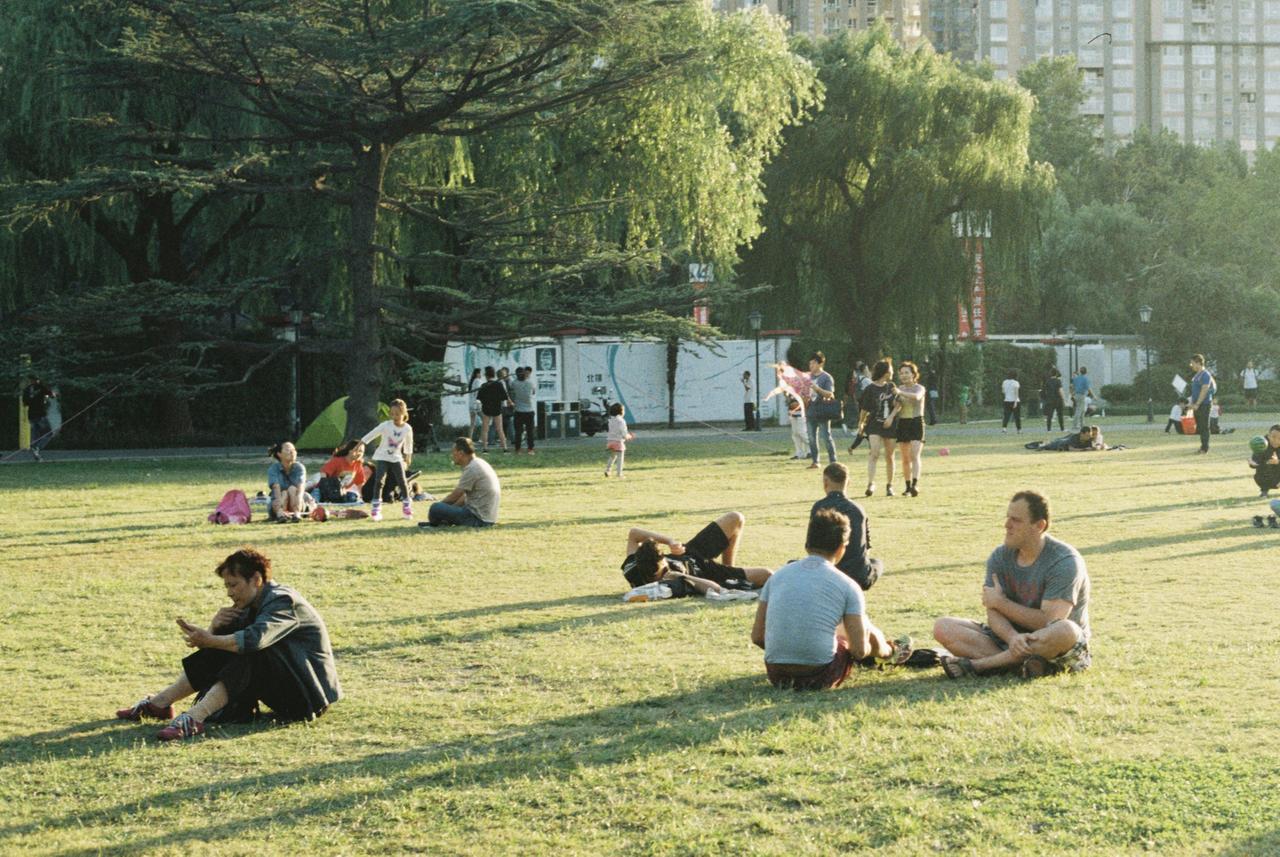 Москвичи устроили летний кинотеатр во дворе жилого дома