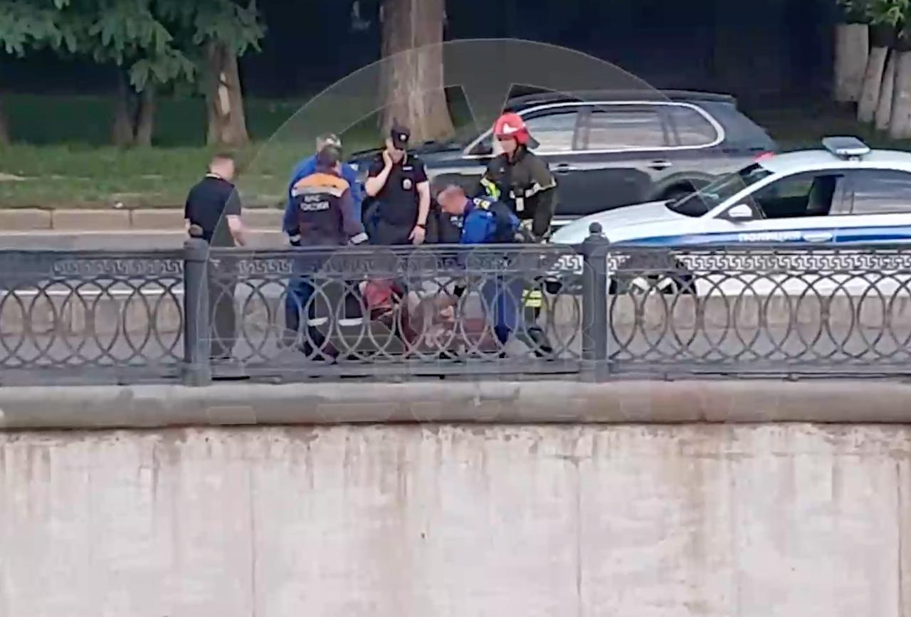 Голый мужчина на набережной в Москве попал на видео