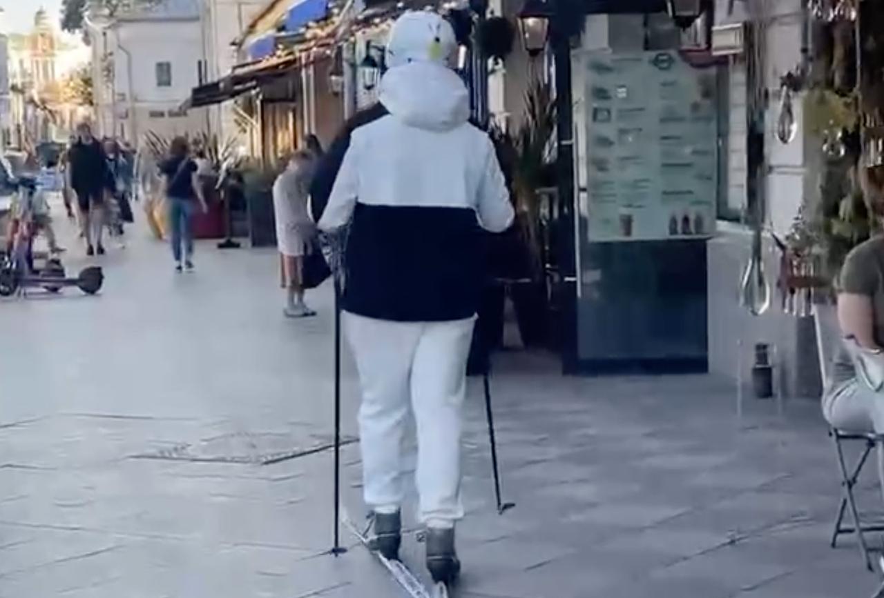 Москвич на лыжах прошелся по центру города и попал на видео