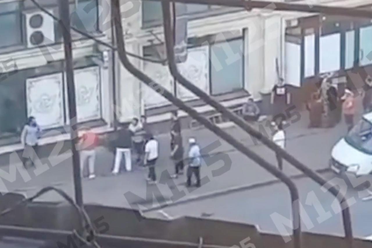 Массовая драка у чайханы в Москве попала на видео