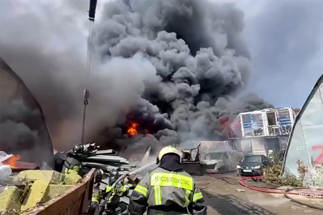 Сильный пожар возле «Леруа Мерлен» в Подмосковье попал на видео