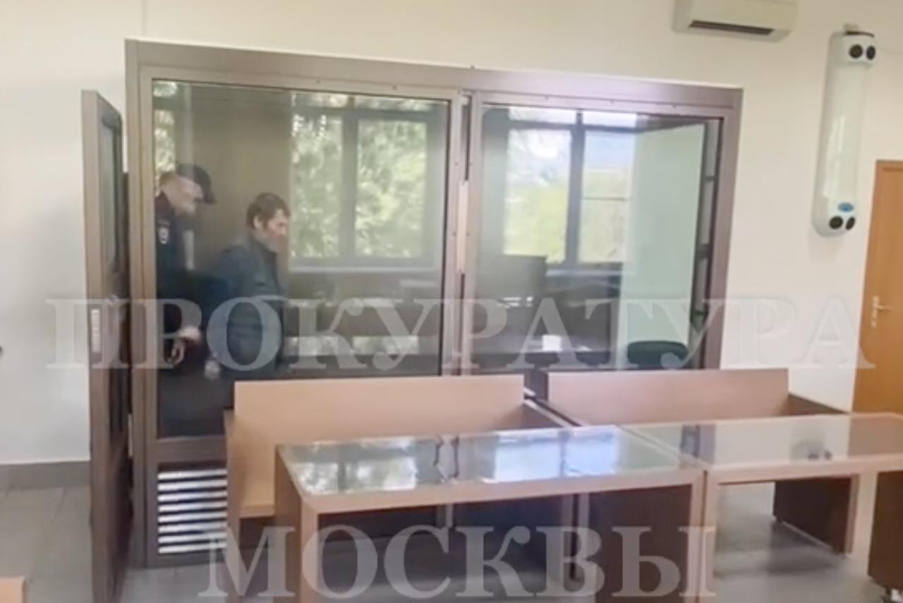 Толкнувшего под метропоезд подростка мужчину отправили в психбольницу