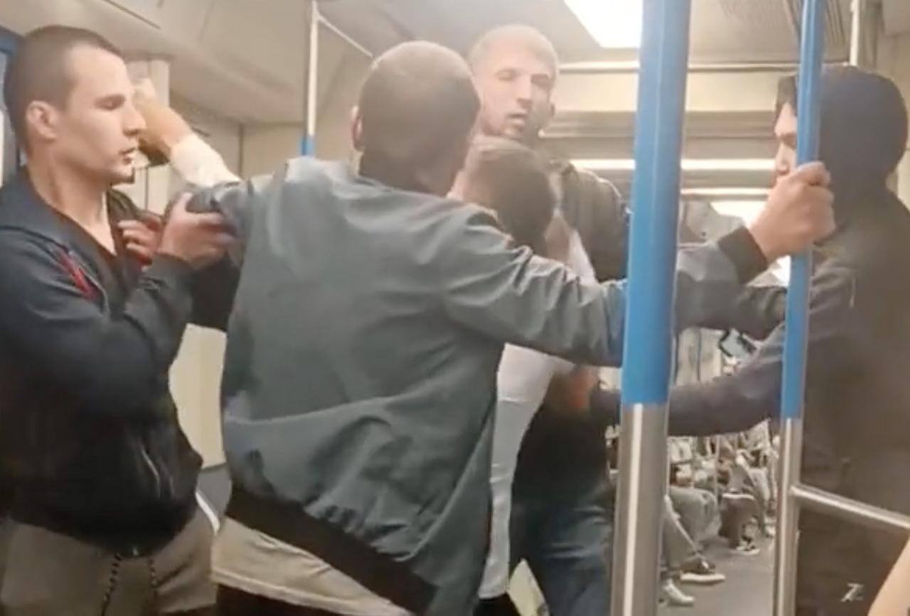 Мужчины подрались в вагоне поезда московского метро и попали на видео