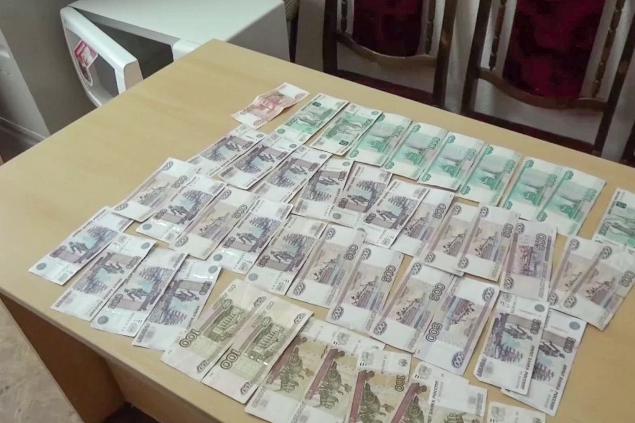 Мужчина отдал курьеру поддельные деньги и помог полиции выйти на мошенников