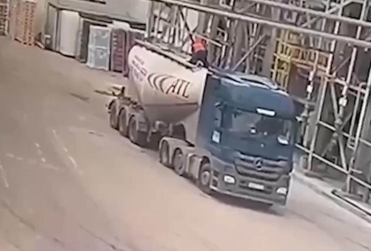 Удар крышки люка по рабочему завода попал на видео