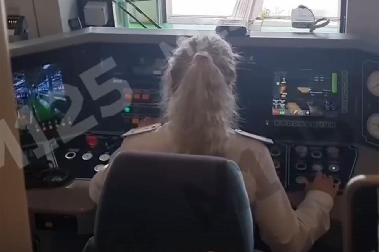 Первая женщина-машинист на «розовой» ветке московского метро попала на видео