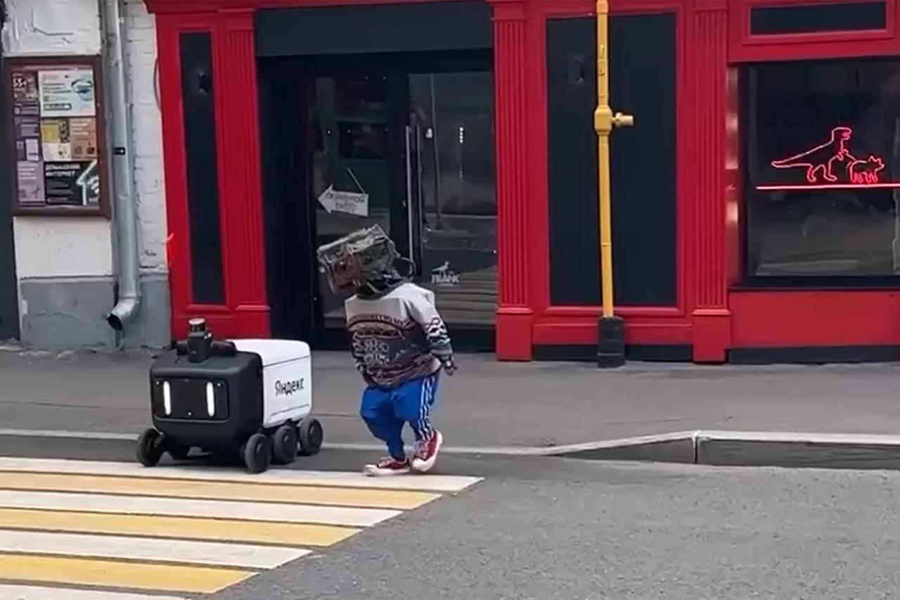 В Москве робот перевел через дорогу другого робота и попал на видео