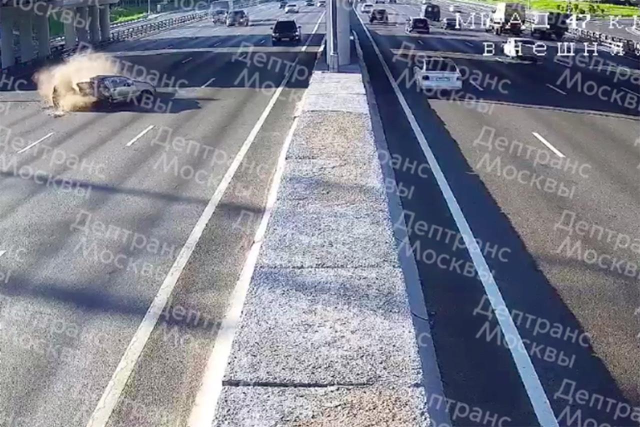 Автомобиль на скорости снес легковушку на МКАД и попал на видео