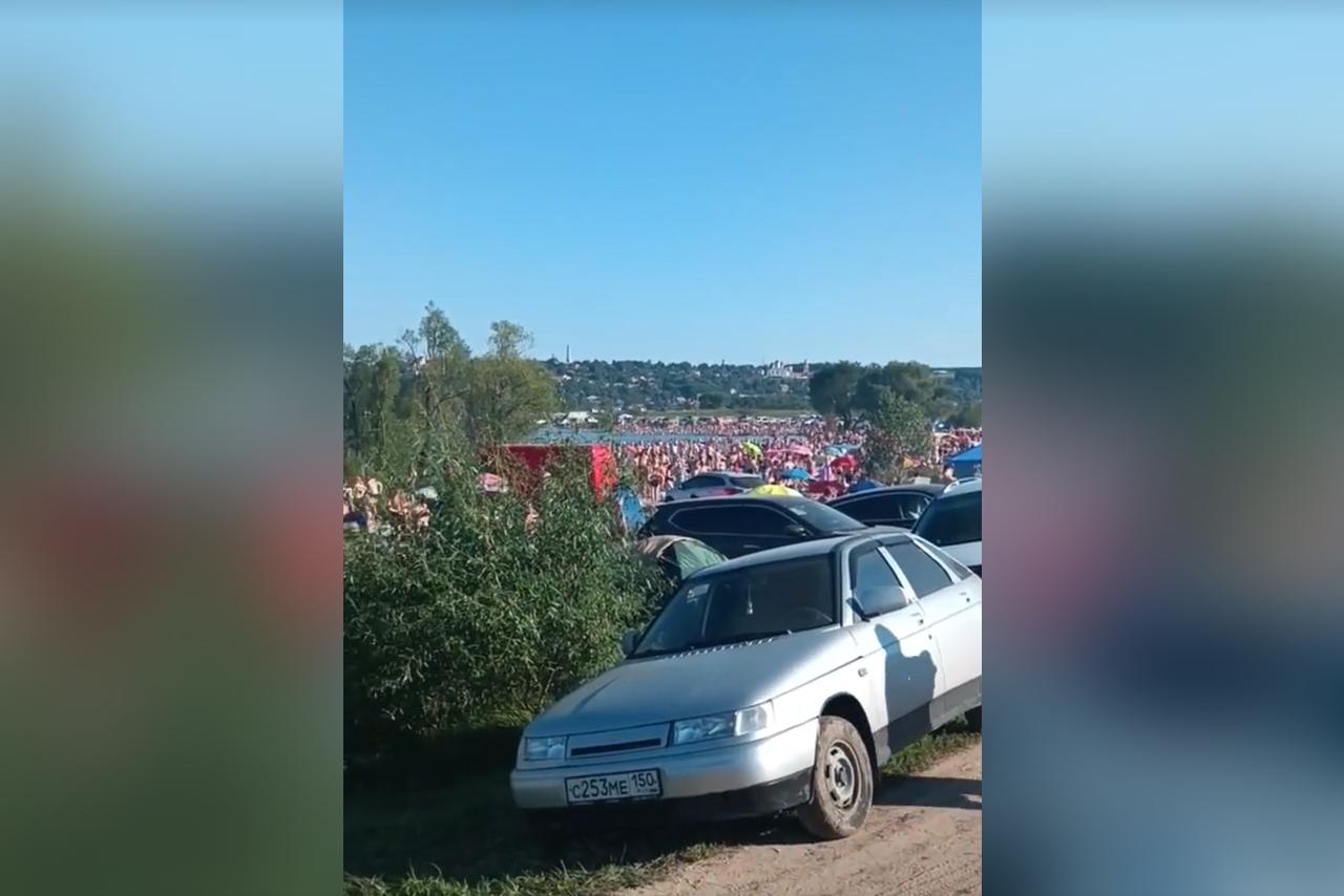 Забитый людьми подмосковный пляж попал на видео