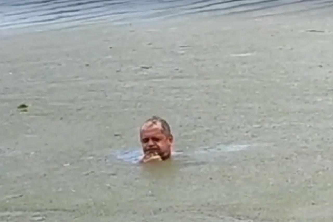 Мужчина проплыл по зацветшему озеру в Москве и попал на видео