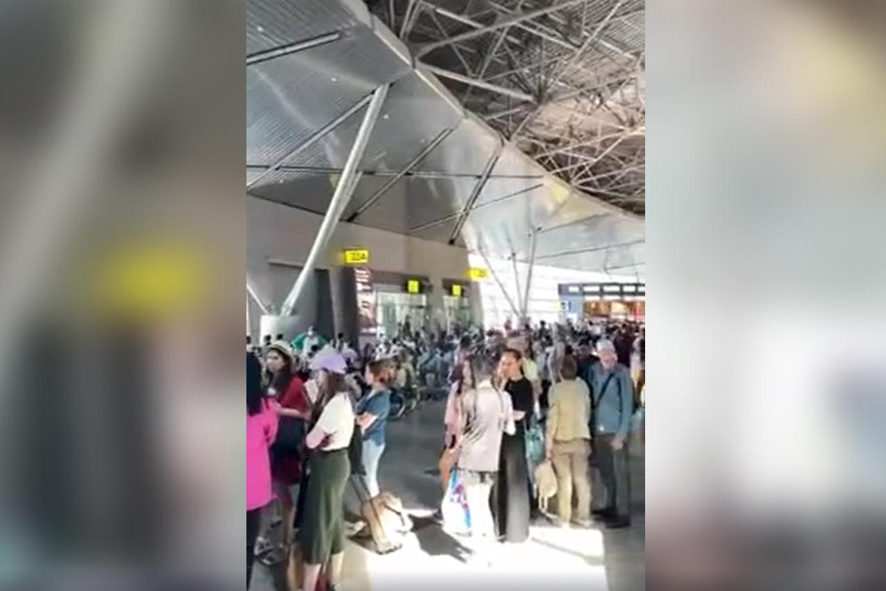 Сотни пассажиров застряли в московском аэропорту Внуково