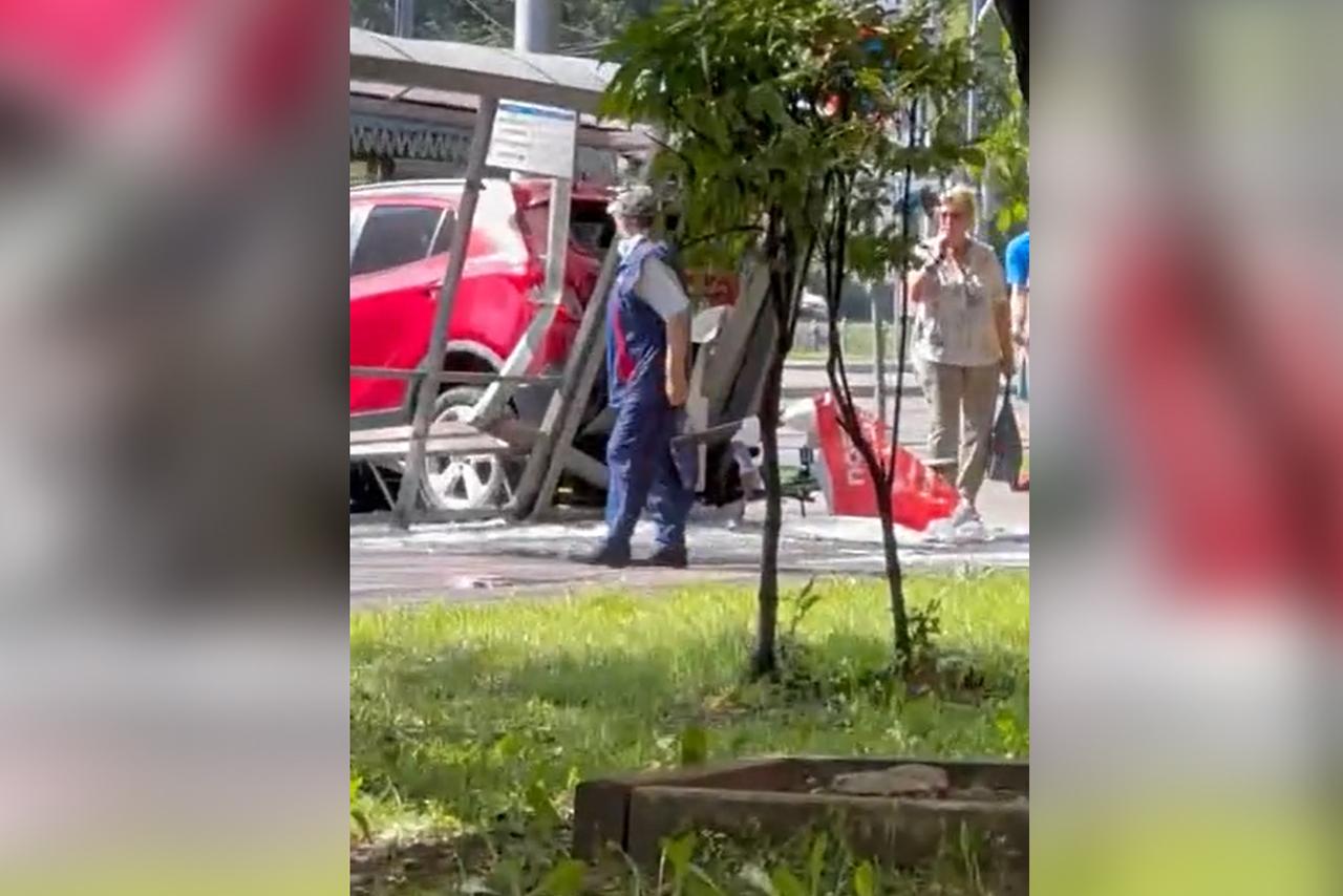 В Москве авто сбило пешехода и разбило остановку