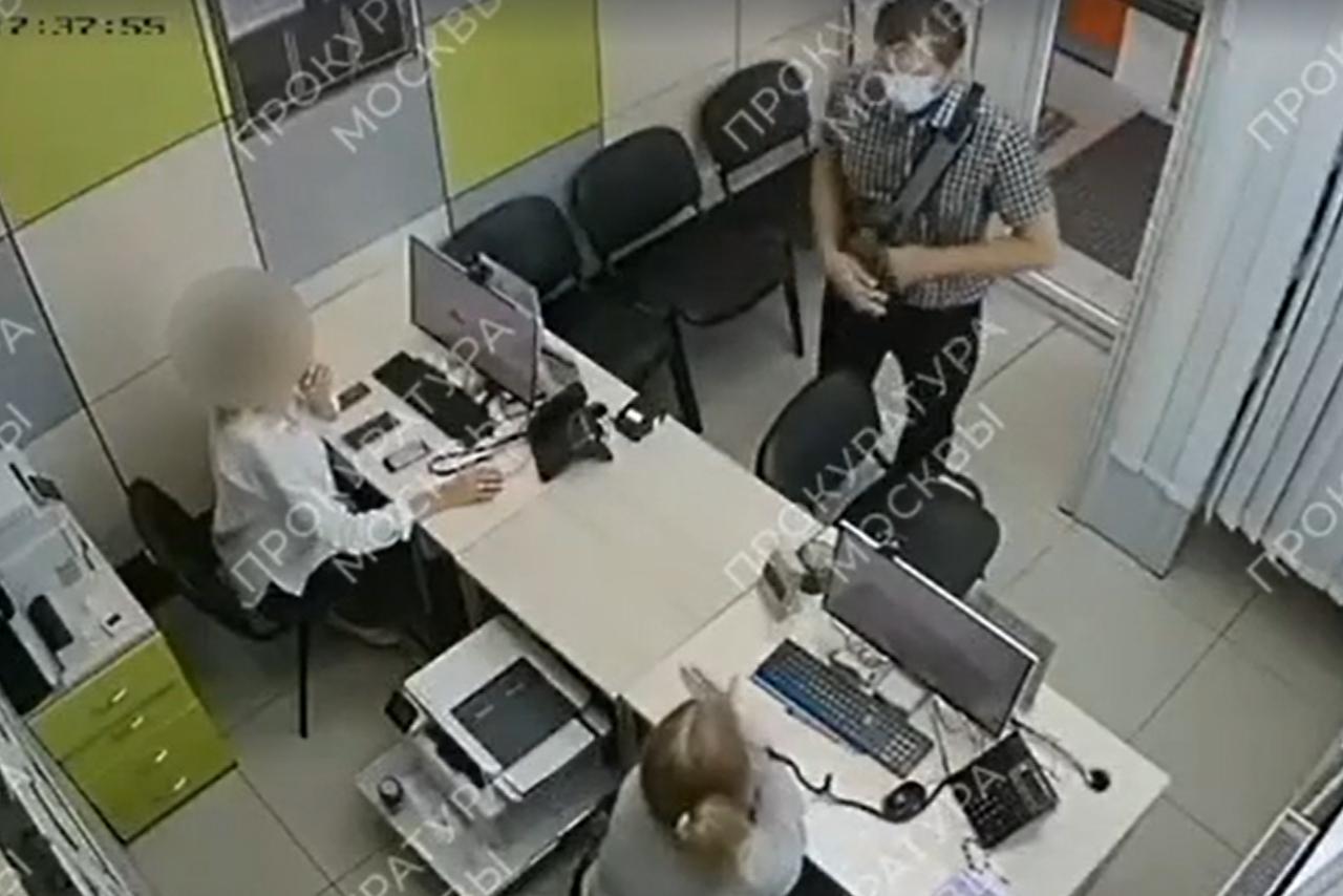 Вооруженный пистолетом преступник ограбил офис в Москве и попал на видео