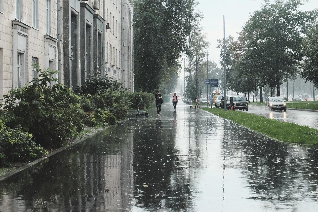 Москвичей предупредили о сильных ливнях с грозами