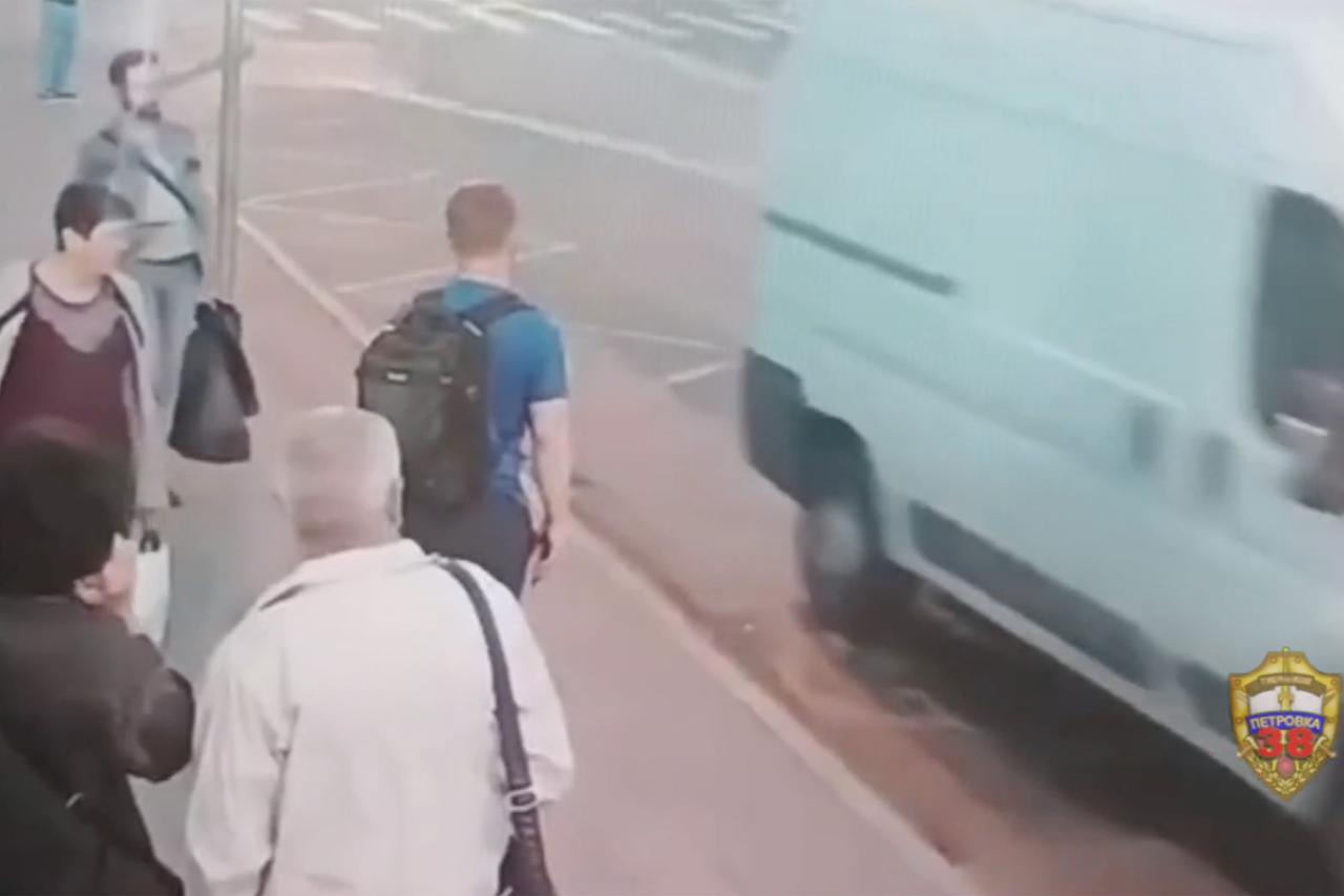 Похищение москвича с автобусной остановки в Москве попало на видео