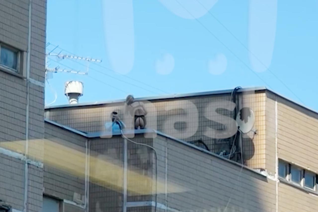 Откровенная фотосессия на крыше здания в Москве попала на видео