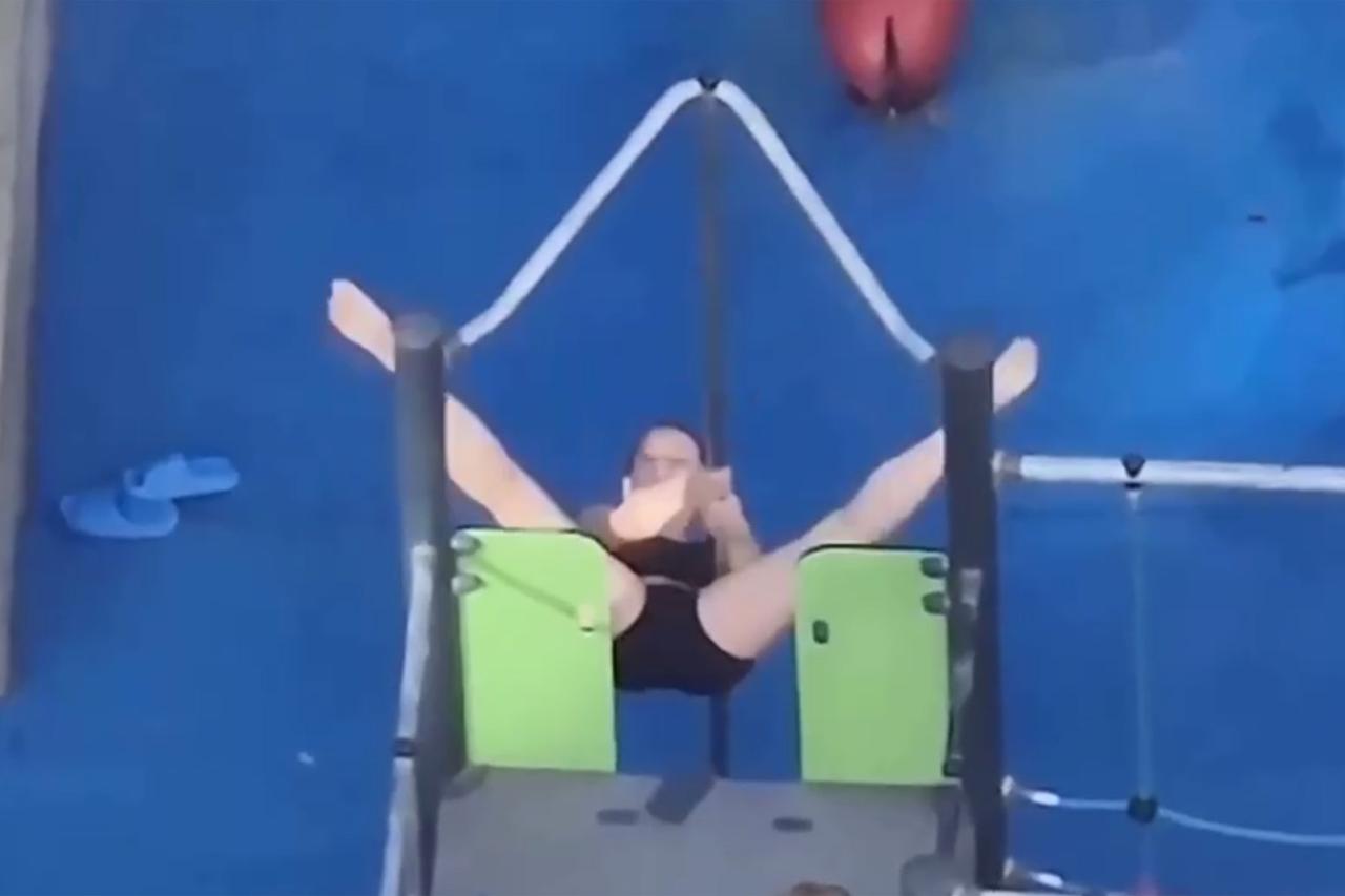 Москвичка станцевала на шесте детской площадки и попала на видео