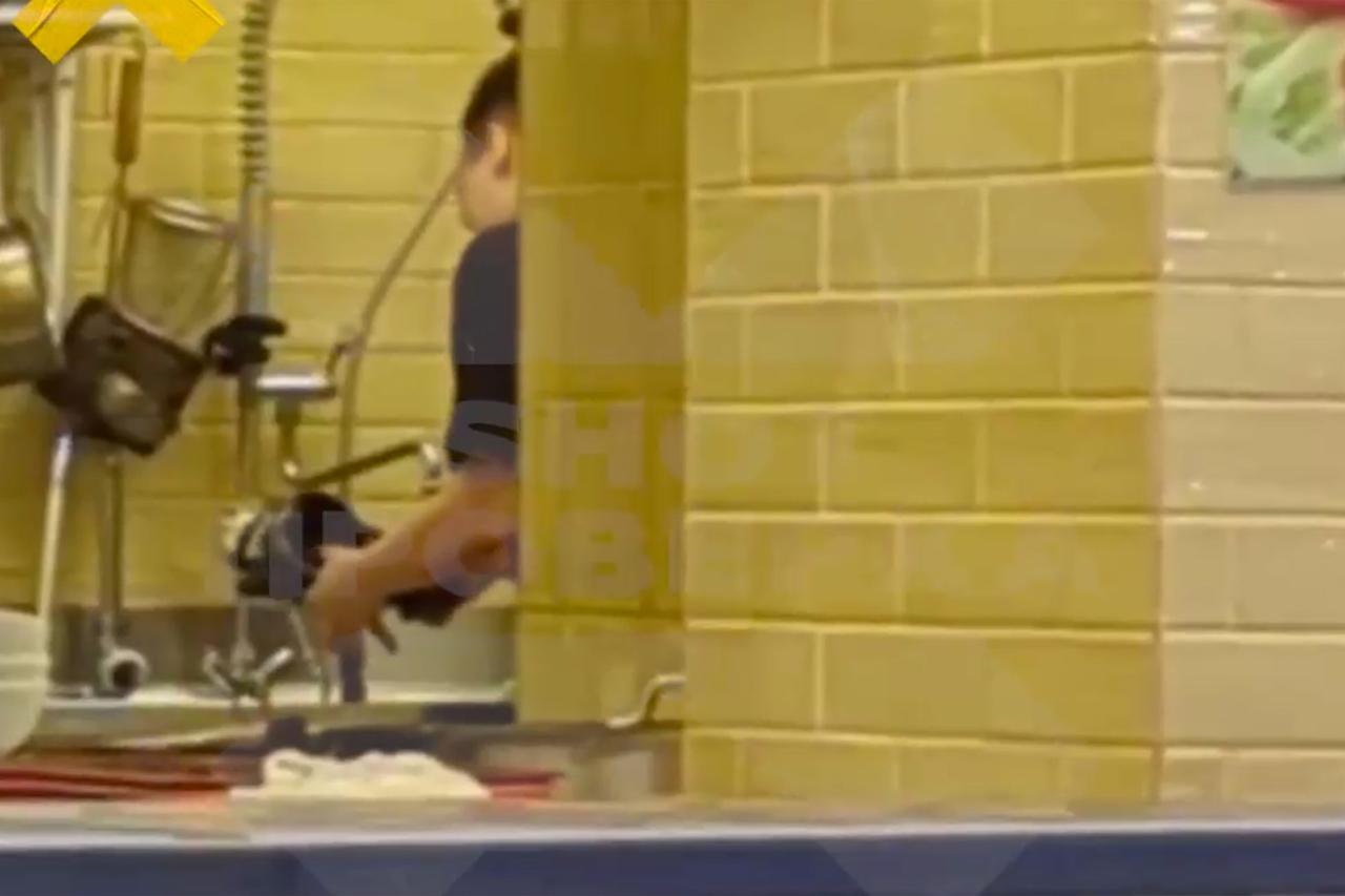 Сотрудник ресторана в Москве помыл обувь в раковине для посуды и попал на видео