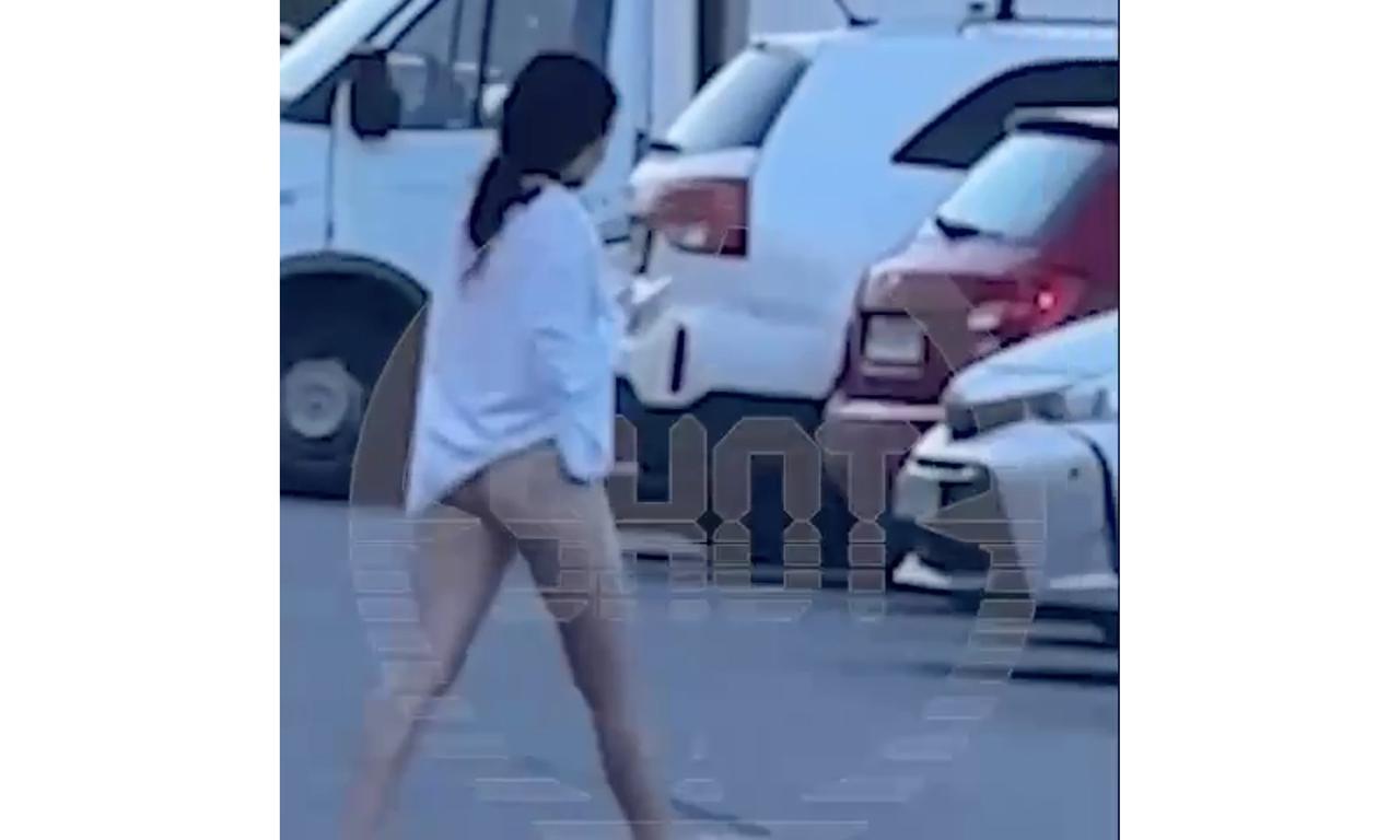 Босая женщина в купальнике прогулялась по улице в Москве и попала на видео