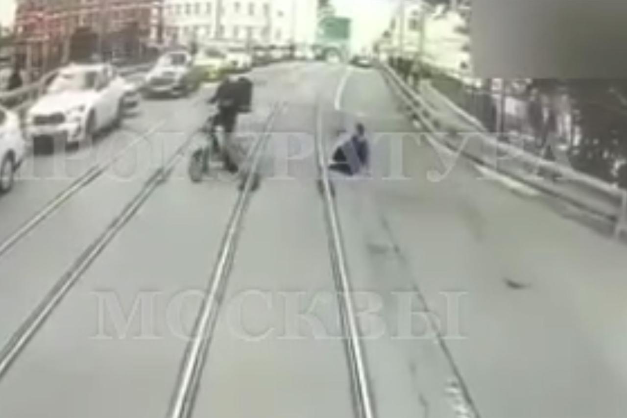 Курьер на электровелосипеде насмерть сбил москвичку и попал на видео