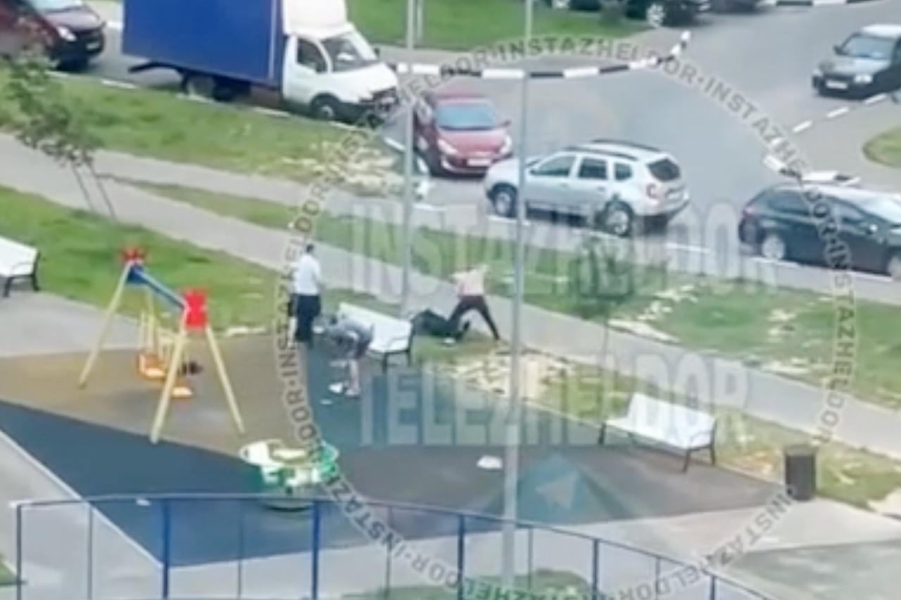 Массовая драка на детской площадке в Подмосковье попала на видео