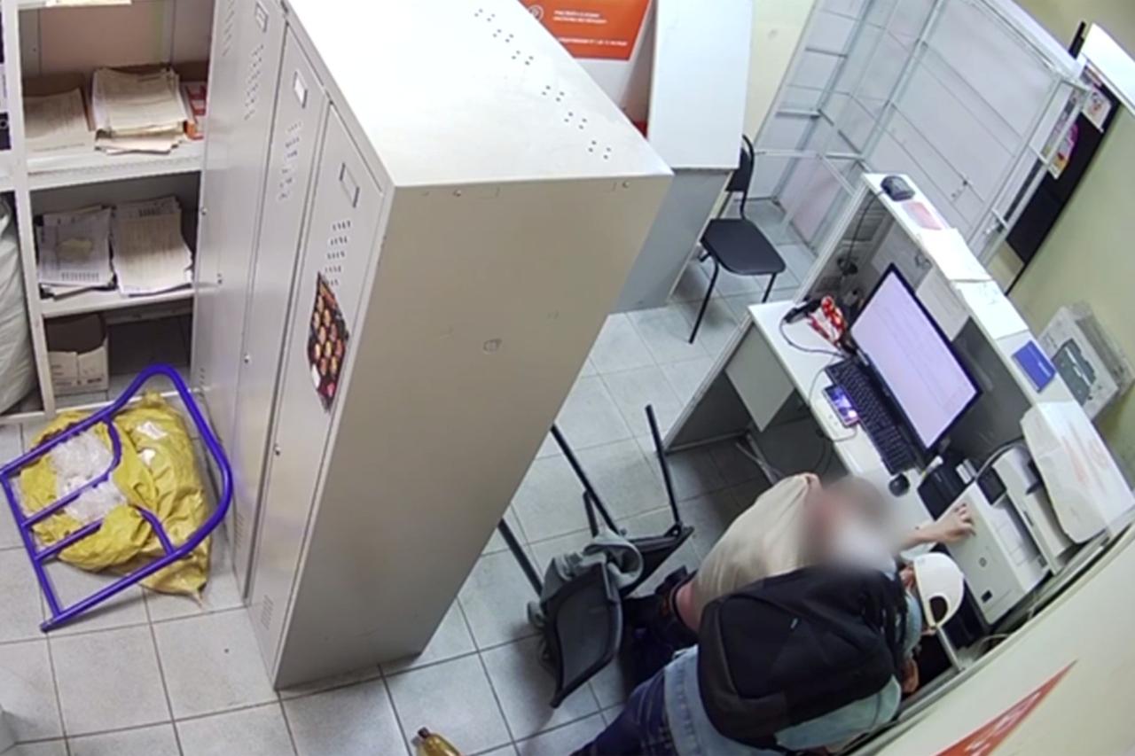 Нападение с ножом на сотрудника ПВЗ в Подмосковье попало на видео