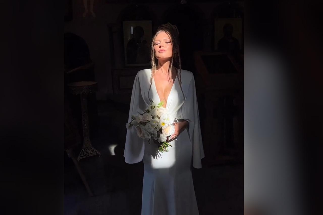 Рита Дакота обвенчалась в платье с глубоким декольте