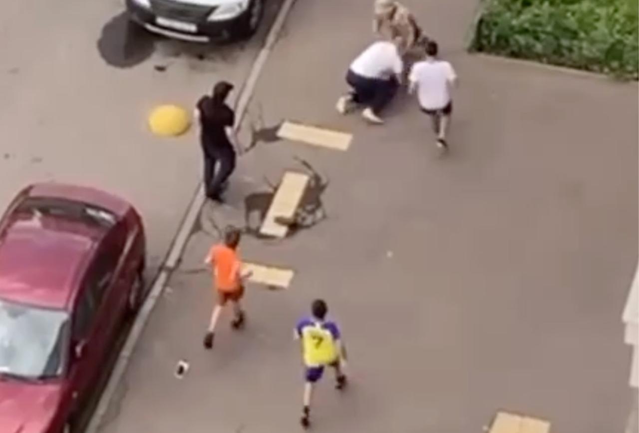 Драка мужчин у подмосковного ЖК попала на видео