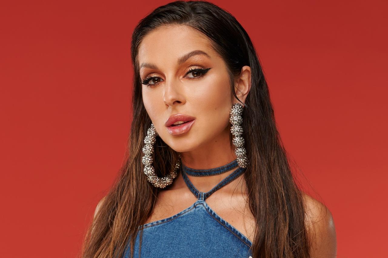 Певица Нюша поделилась подробностями жизни на две страны