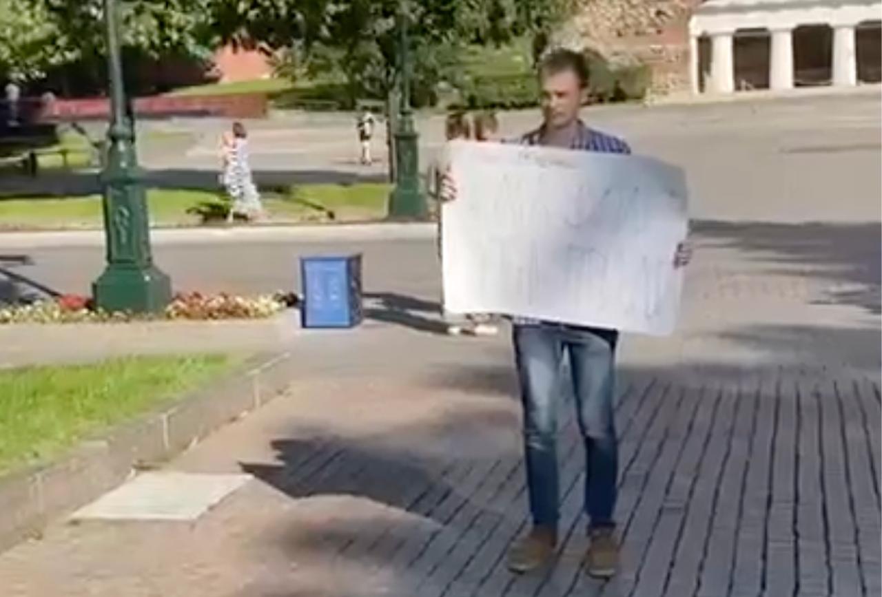 Москвич вышел на пикет с необычным плакатом и попал на видео