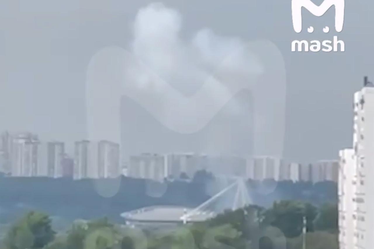Дым в небе после ликвидации беспилотника в Москве попал на видео