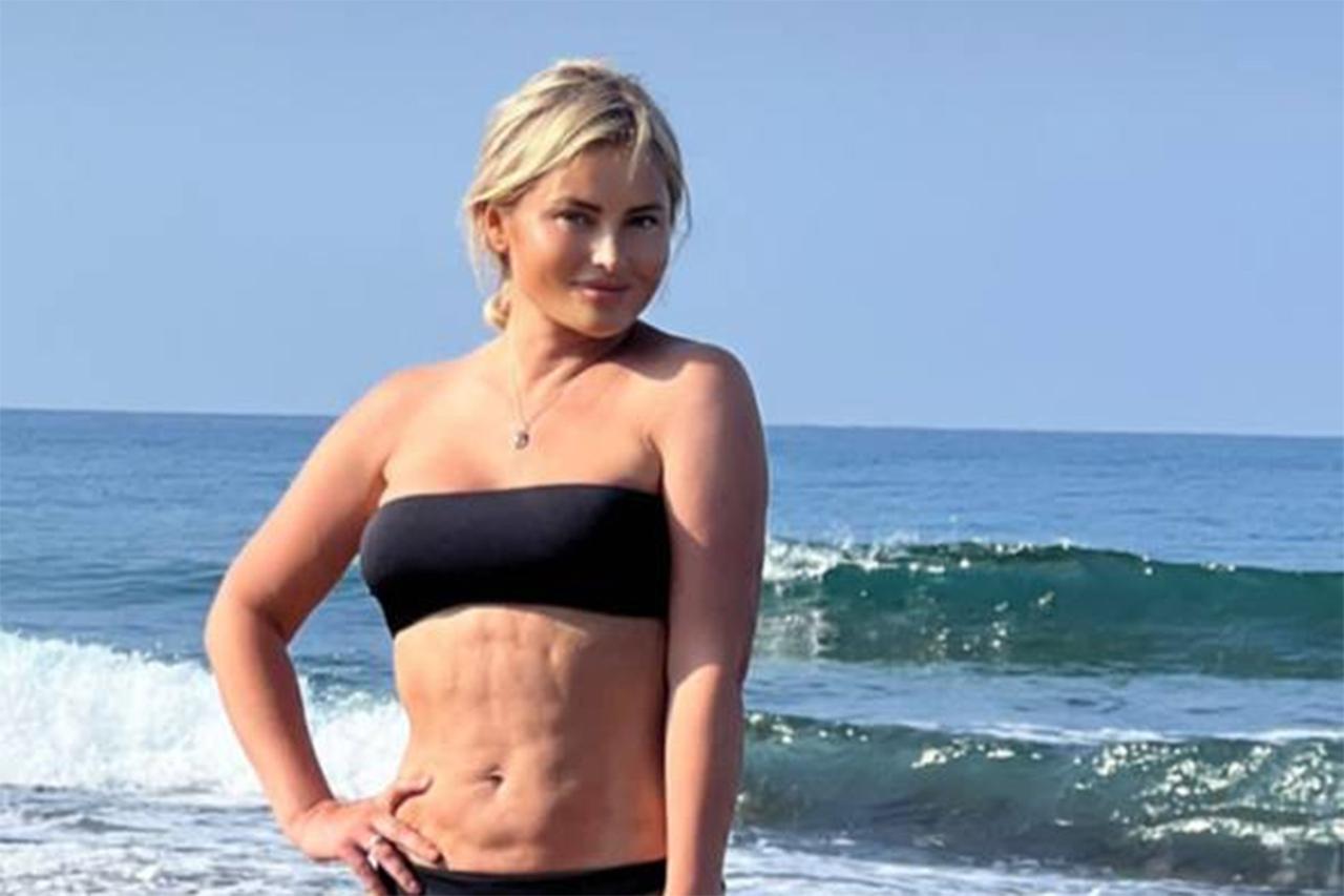 Дана Борисова в купальнике продемонстрировала несовершенства фигуры