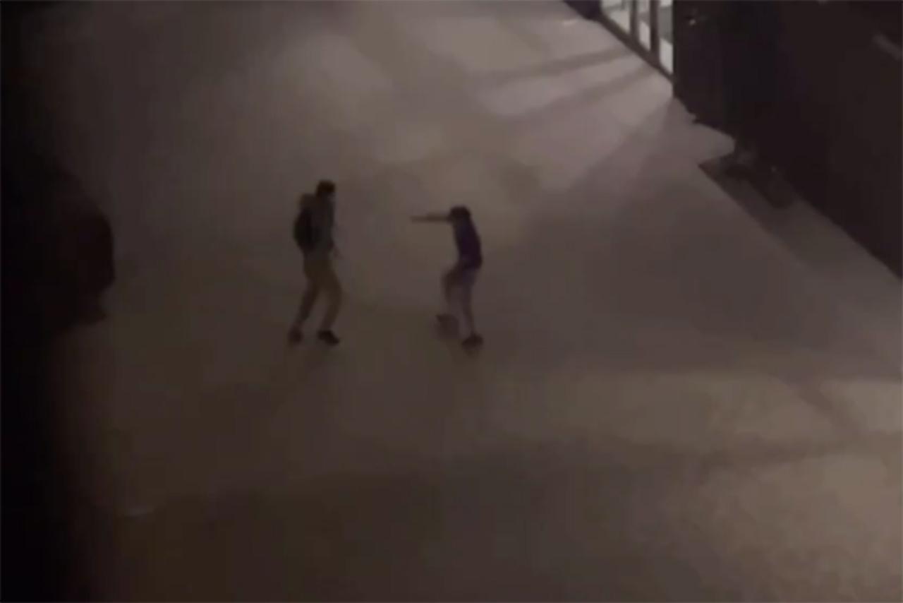 Драка во дворе ЖК в Новой Москве попала на видео