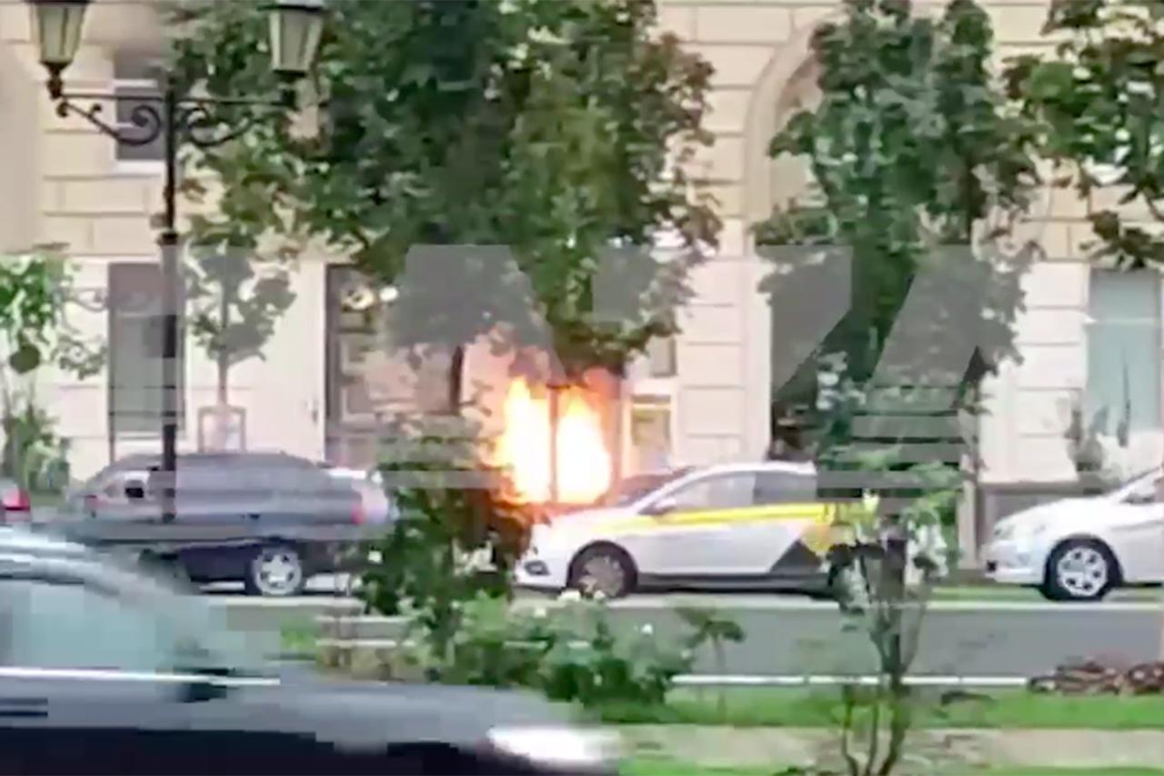 Самовоспламенившийся на севере Москвы автомобиль попал на видео