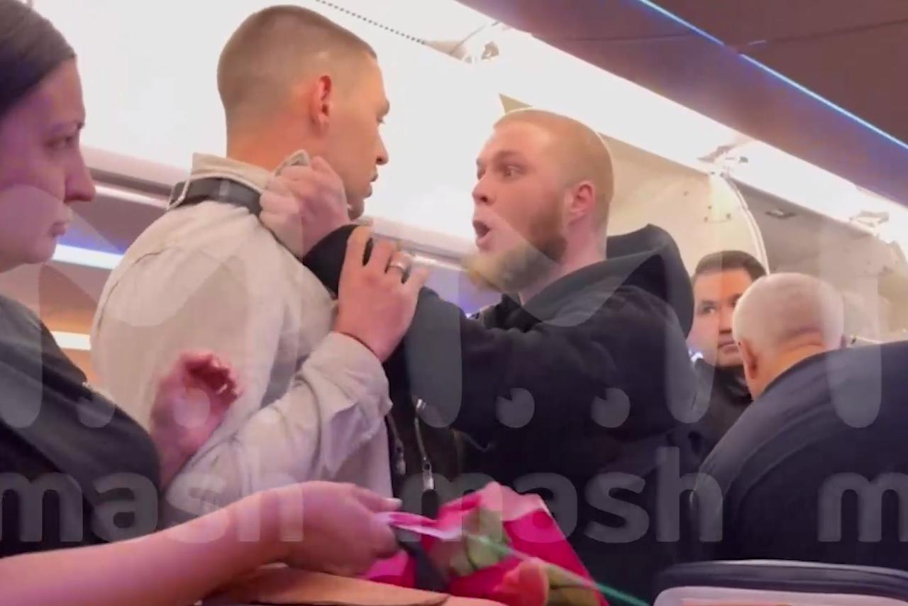 Опубликовано видео драки мужчин в самолете Москва — Казань
