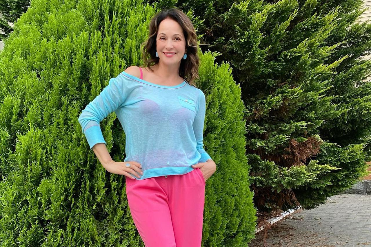 55-летняя Ольга Кабо опубликовала фото в прозрачной блузе