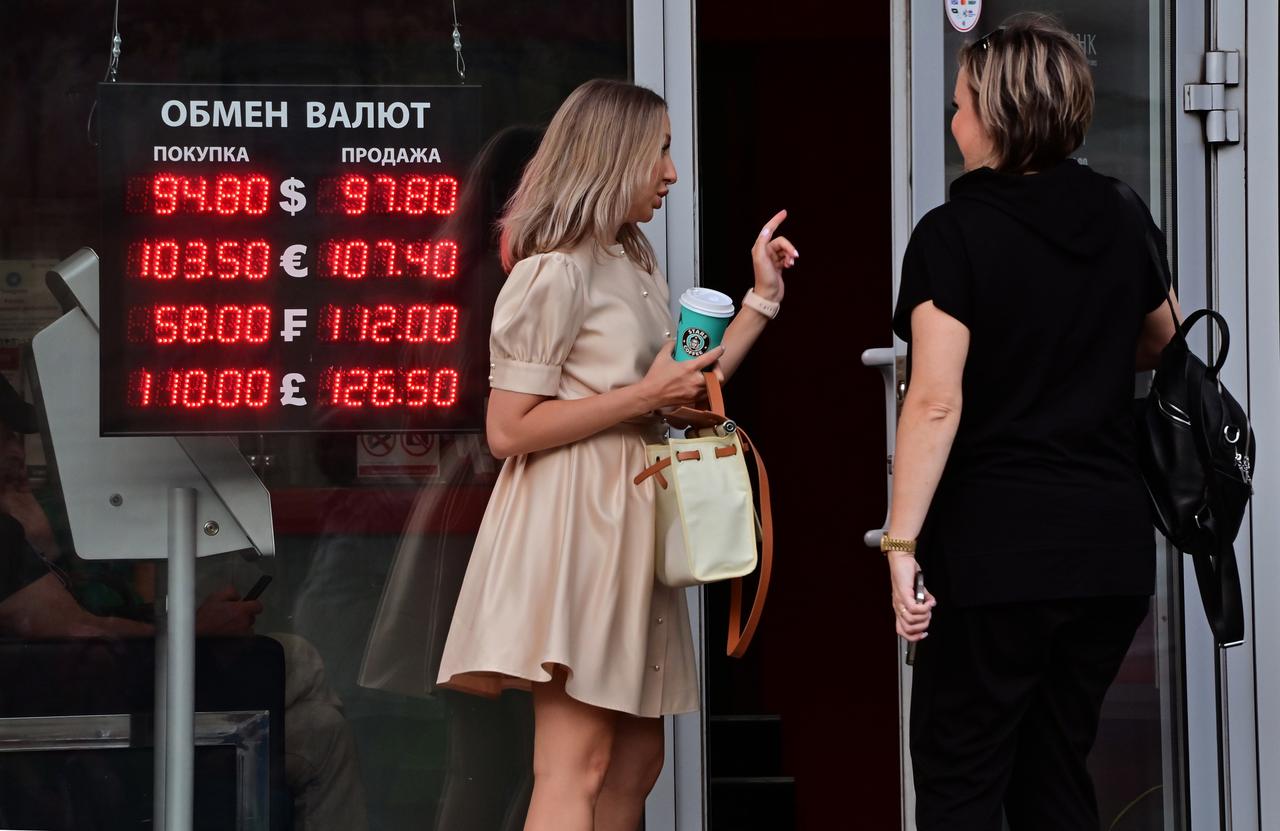 Курс доллара на Московской бирже превысил 100 рублей