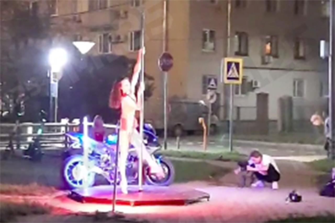 Москвичка станцевала на пилоне на улице и попала на видео