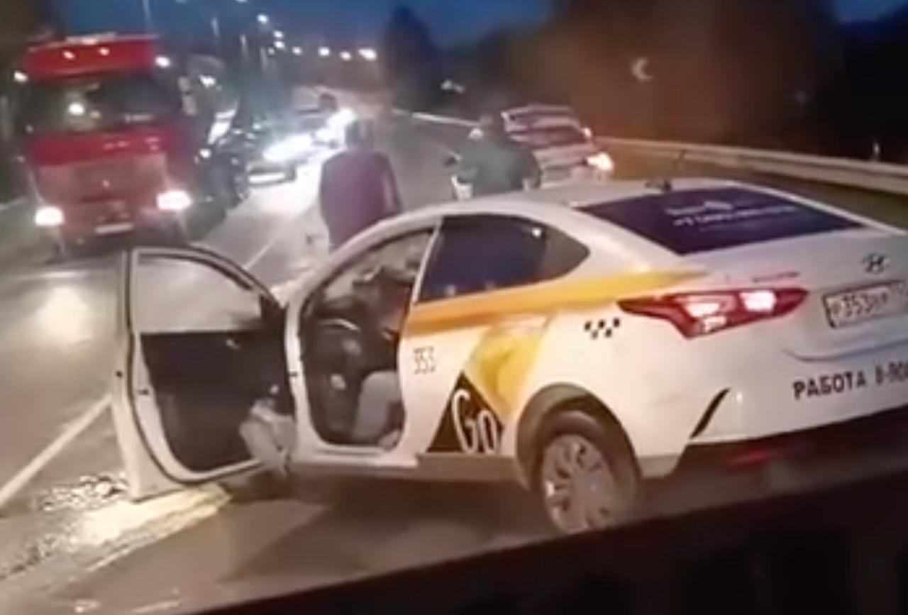Последствия аварии с участием фуры и такси попали на видео