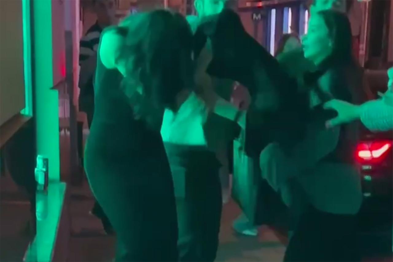 Ночная драка двух москвичек в центре столицы попала на видео