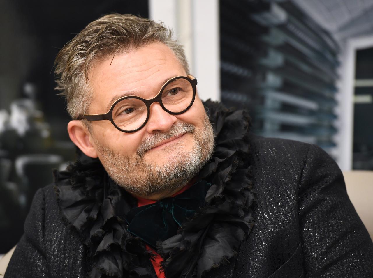 Историк моды Александр Васильев дал инструкцию по сочетанию цветов в одежде