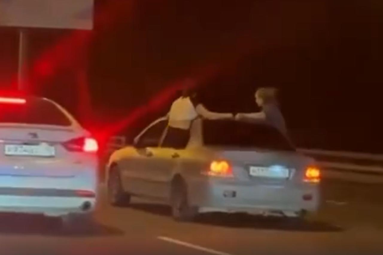 Москвичи придумали опасную альтернативу поездке в кабриолете и попали на видео