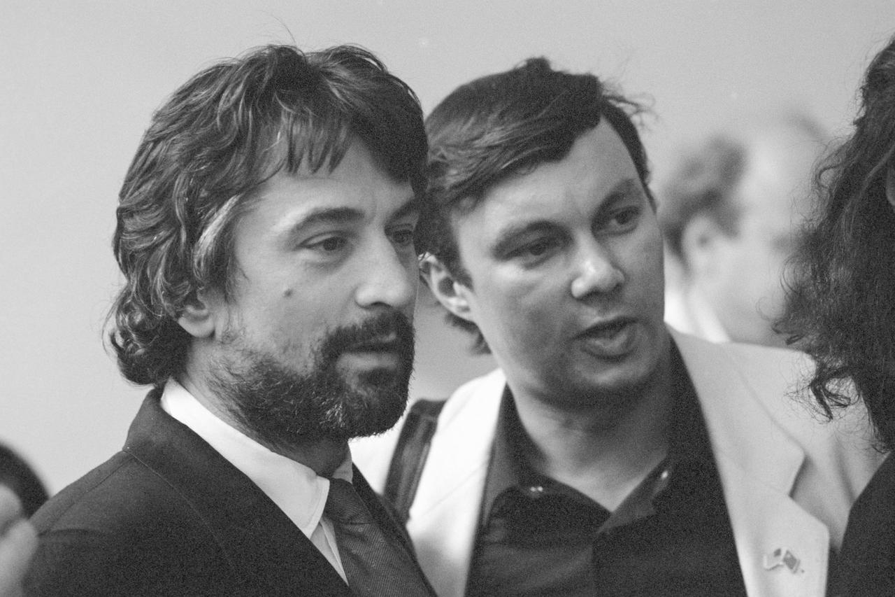 Председатель жюри XV Московского международного кинофестиваля, американский актер Роберт Де Ниро с личным переводчиком Василием Горчаковым (слева направо), 6-17 июля 1987 года.