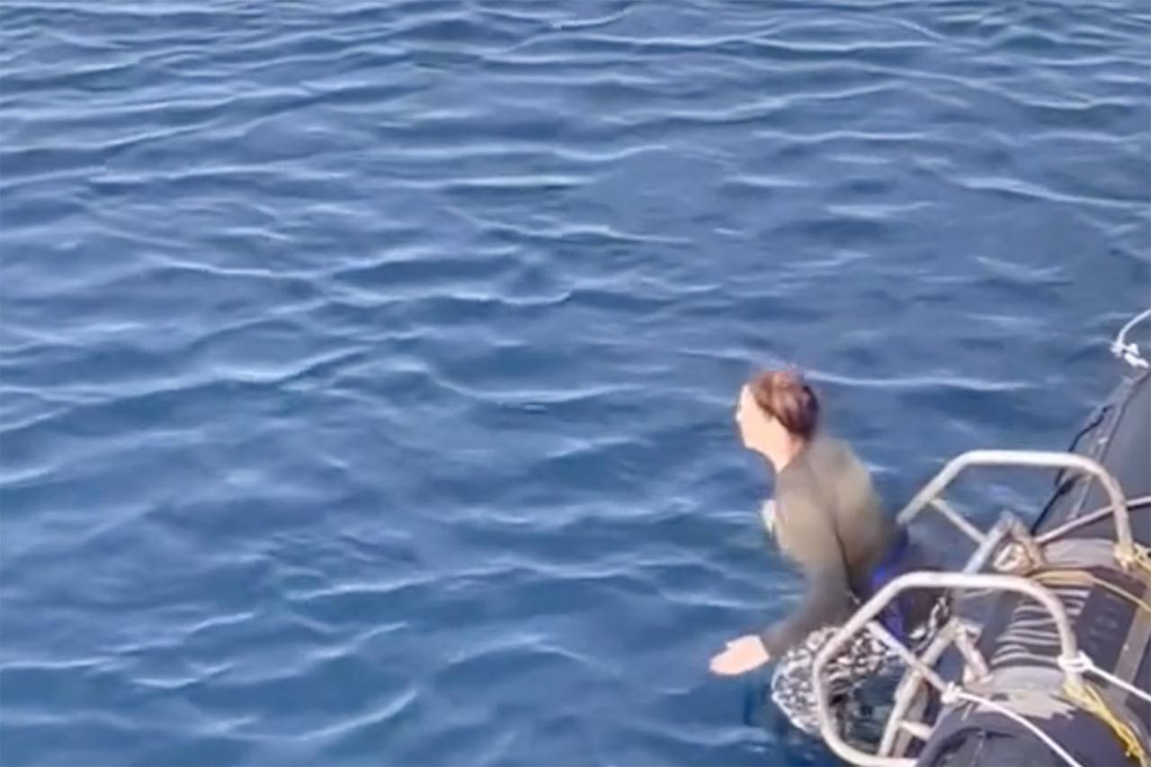 61-летняя Андреева показала на видео заплыв в Северном Ледовитом океане