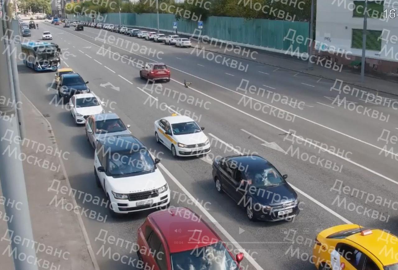 Автомобиль на скорости сбил самокатчика в Москве и попал на видео