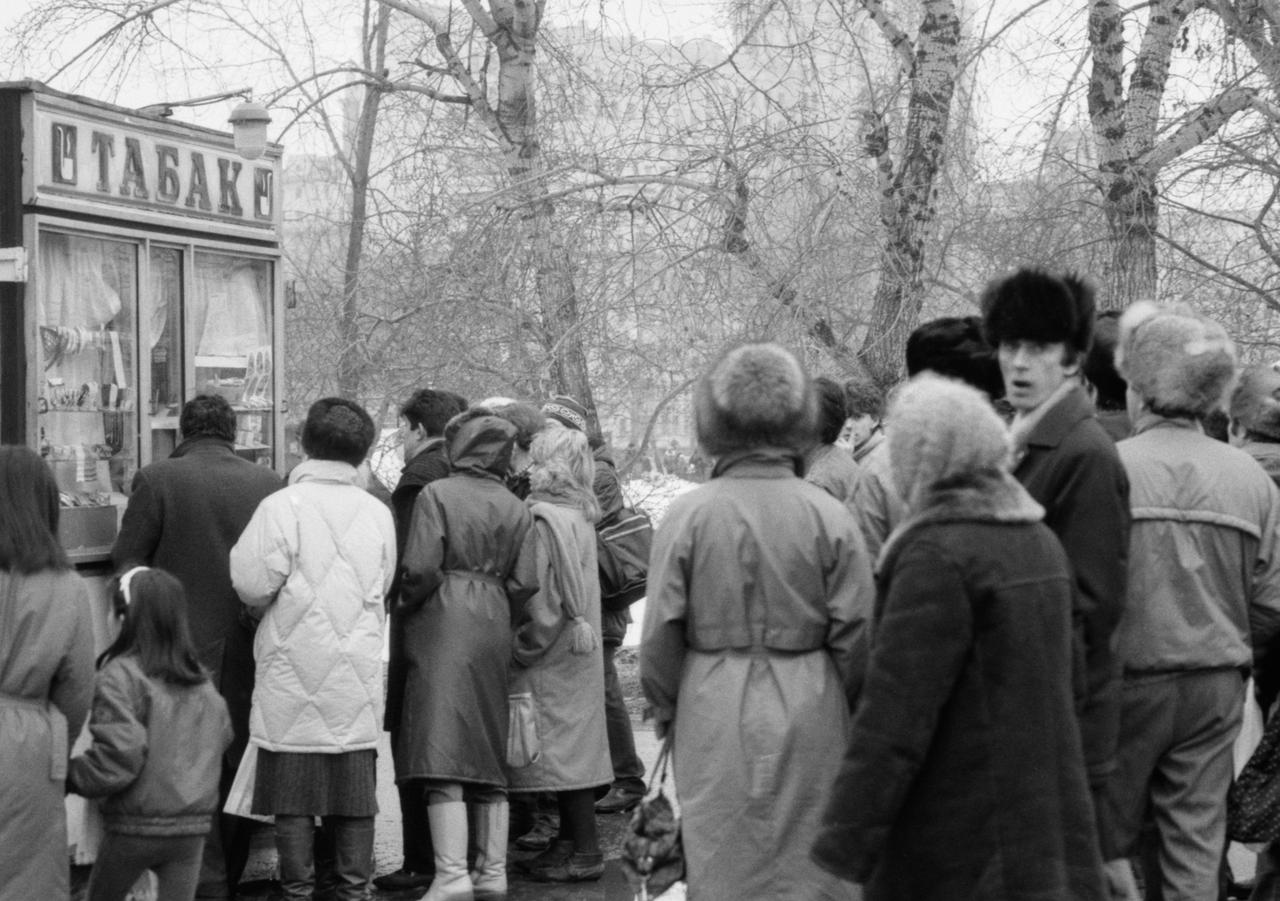 Москвичи вспомнили цены на ассортимент в табачном магазине в СССР