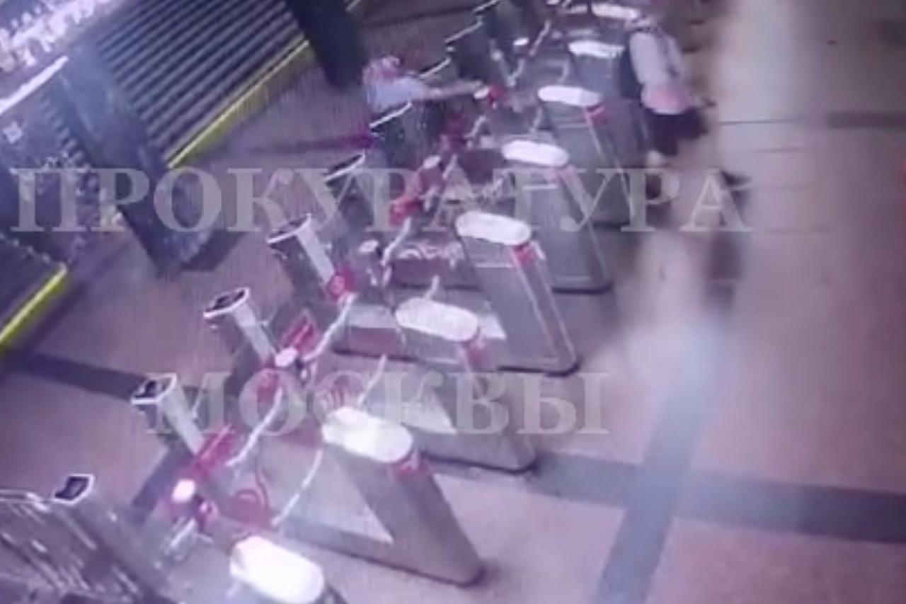 Пассажир московского метро с разбега разбил ногой турникет и попал на видео