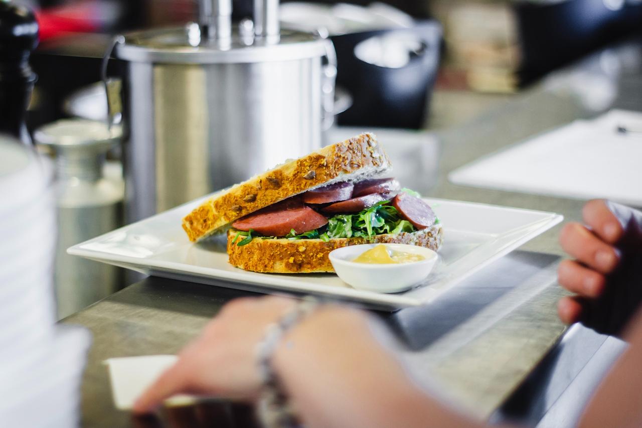 Названы три варианта питательного сэндвича на завтрак